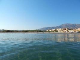 reizen in griekenland op het eiland kreta bergen en de zee foto
