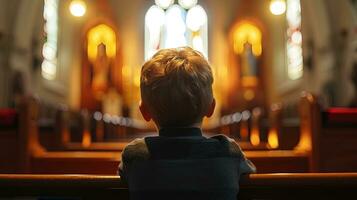 ai gegenereerd weinig jongen bidden in kerk terug visie. christen religie concept. ai generatief foto