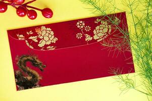 top visie van Chinese nieuw jaar rood pakket met gouden draak. Chinese nieuw jaar feesten. foto
