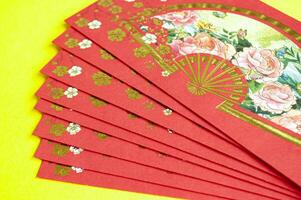 Chinese nieuw jaar rood pakketten Aan geel Hoes achtergrond met aanpasbare ruimte voor tekst foto