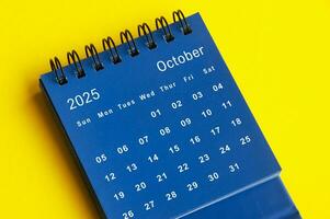 oktober 2025 blauw bureau kalender Aan geel Hoes achtergrond. foto