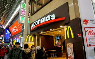 osaka, Japan, januari 14 2019 - detailopname en perspectief visie teken en logo van mcdonald's in scheenbeen sai ba shi boodschappen doen straat. foto