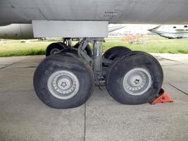 luchtvaartchassis van een vliegtuig en een helikopter op de luchthaven foto