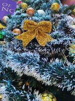 Kerstmis boom decoraties met goud lint foto