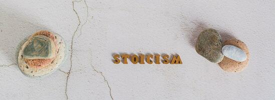 concept stoïcisme woord gemaakt van brieven en stenen Aan grijs achtergrond top visie web banier foto