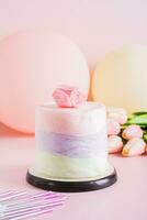 gekleurde katoen snoep taart en partij decoraties Aan de tafel verticaal visie foto