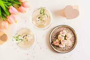 cocktails met rozemarijn in bril en snoep harten Aan een bord voor Valentijnsdag dag top visie foto