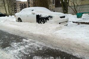 auto geparkeerd Aan met sneeuw bedekt straat na sneeuw verwijdering in winter foto