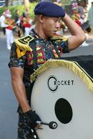 soera, Indonesië, 29 oktober 2023 - leger trommelaar in uniform het uitvoeren van Bij optocht foto