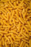 rauw fusilli pasta van geheel graan tarwe variëteiten foto