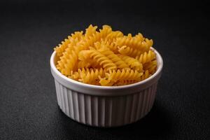 rauw fusilli pasta van geheel graan tarwe variëteiten foto