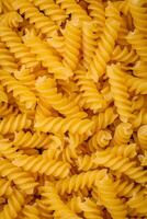 rauw fusilli pasta van geheel graan tarwe variëteiten foto