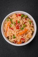 heerlijk gekookt rijst- met groenten pepers, groen erwten, zout, specerijen en kruiden foto