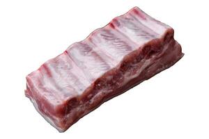 rauw varkensvlees ribben met vlees met zout, specerijen en kruiden foto