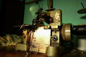 buis, Indonesië. september 7, 2023. een antiek zwaan overlock naaien machine Aan de houten bureau. vintage, oud, retro naaien machine foto