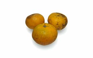 oranje fruit rijk in vitamine c geïsoleerd Aan wit foto