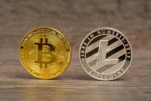 metalen bitcoin en litecoin munten op houten tafel