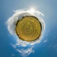 gemakkelijk klein planeet zonder gebouwen in blauw lucht met mooi wolken. transformatie van bolvormig panorama 360 graden. bolvormig abstract antenne visie. kromming van ruimte. foto