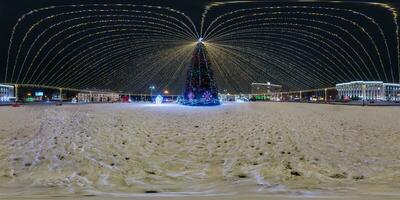 nacht vol 360 panorama Aan plein met Kerstmis boom met verlichting in het formulier van tent Aan nieuw jaar in equirectangular projectie met zenit en nadir. vr ar inhoud foto