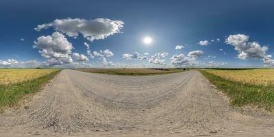 360 hdri panorama Aan grind weg met merken van auto of trekker banden met wolken Aan blauw lucht in equirectangular bolvormig naadloos projectie, hemelkoepel vervanging in dar panorama's foto