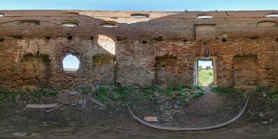 vol naadloos bolvormig hdri 360 panorama binnen geruïneerd toren en verlaten bijgebouwen in equirectangular projectie met zenit en nadir, klaar voor vr virtueel realiteit inhoud foto