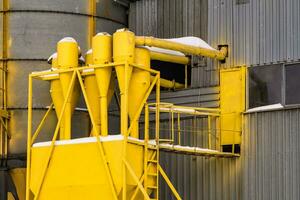 modern agro-verwerking fabriek voor verwerken en silo's voor drogen schoonmaak en opslagruimte van agrarisch producten, meel, granen en graan in sneeuw van winter veld- foto