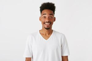 portret van versteld staan opgewonden Afrikaanse Amerikaans jong Mens met afro kapsel draagt t overhemd foto