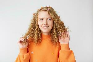 een magisch tijd. portret van een tevreden vrouw denken op zoek Bij kant Toneelstukken met haar haar, stukjes haar lip, nadenkend over datum met vriend, staat geïsoleerd Aan een wit achtergrond foto