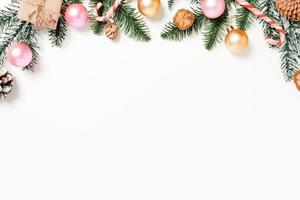 minimale creatieve platte lay van traditionele kerstcompositie en nieuwjaarsvakantieseizoen. bovenaanzicht winter kerstversiering op witte achtergrond met lege ruimte voor tekst. kopieer ruimtefotografie.