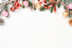 minimale creatieve platte lay van traditionele kerstcompositie en nieuwjaarsvakantieseizoen. bovenaanzicht winter kerstversiering op witte achtergrond met lege ruimte voor tekst. kopieer ruimtefotografie.
