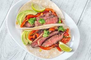 sissend steak fajitas foto