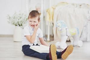 jongen die een boek leest. onderwijs, kennis, klaarmaken voor school foto