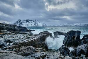 Noors zee golven Aan rotsachtig kust van lofoten eilanden, Noorwegen foto