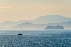 reis voering schip in mediterraan zee foto