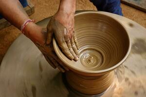 Indisch pottenbakker handen Bij werk, shilpagram, udaipur, rajasthan, Indië foto
