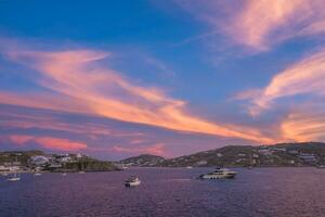 zonsondergang in mykonos, Griekenland en jachten in de haven foto