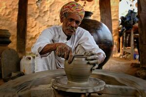 Indisch pottenbakker Bij werk. handwerk ambacht van shilpagram, udaipur, rajasthan, Indië foto