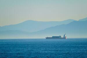 lading vaartuig schip in Egeïsch zee foto