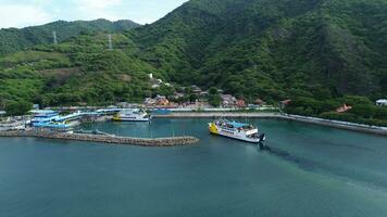 gorontalo, Indonesië - januari 5, 2024 - antenne visie van de veerboot naderen de haven van gorontalo, gorontalo stad in de ochtend- foto