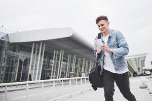 foto van een jonge man voor een spannende reis op de luchthaven.
