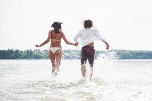 stoom stromend langs het water, prachtig zomers strand foto