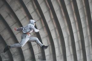 de man buiten beoefent parkour, extreme acrobatiek. foto