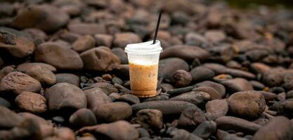 koffie kop geplaatst Aan steen, bevroren koffie, vers koffie, natuurlijk foto