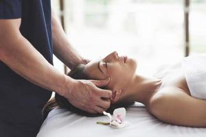 traditionele oosterse massagetherapie en schoonheidsbehandelingen. foto