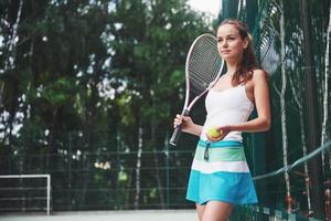 portret van een mooie vrouw die tennis beoefent. foto