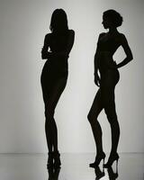 ai gegenereerd silhouet van drie Dames in zwart en wit jurken, studio schot. ai generatief foto