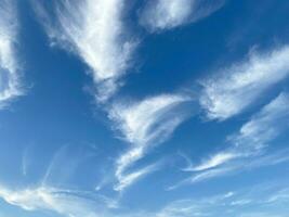 blauw lucht met wit wolk voor natuur achtergrond foto