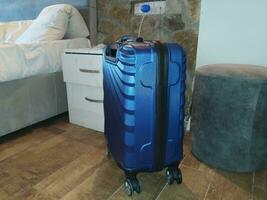 bagage in de hotel kamer, klaar naar reizen. reizen concept foto