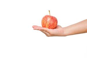 hand- Holding rood appel geïsoleerd Aan wit achtergrond. rijp rood appel in menselijk hand. foto