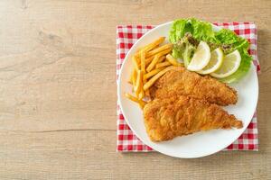 huisgemaakte gepaneerde weiner schnitzel met chips foto